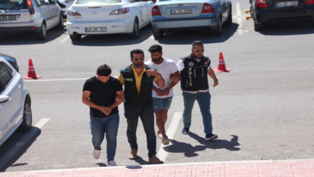 Turistlere Uyuşturucu Satan 2 Şüpheli Tutuklandı