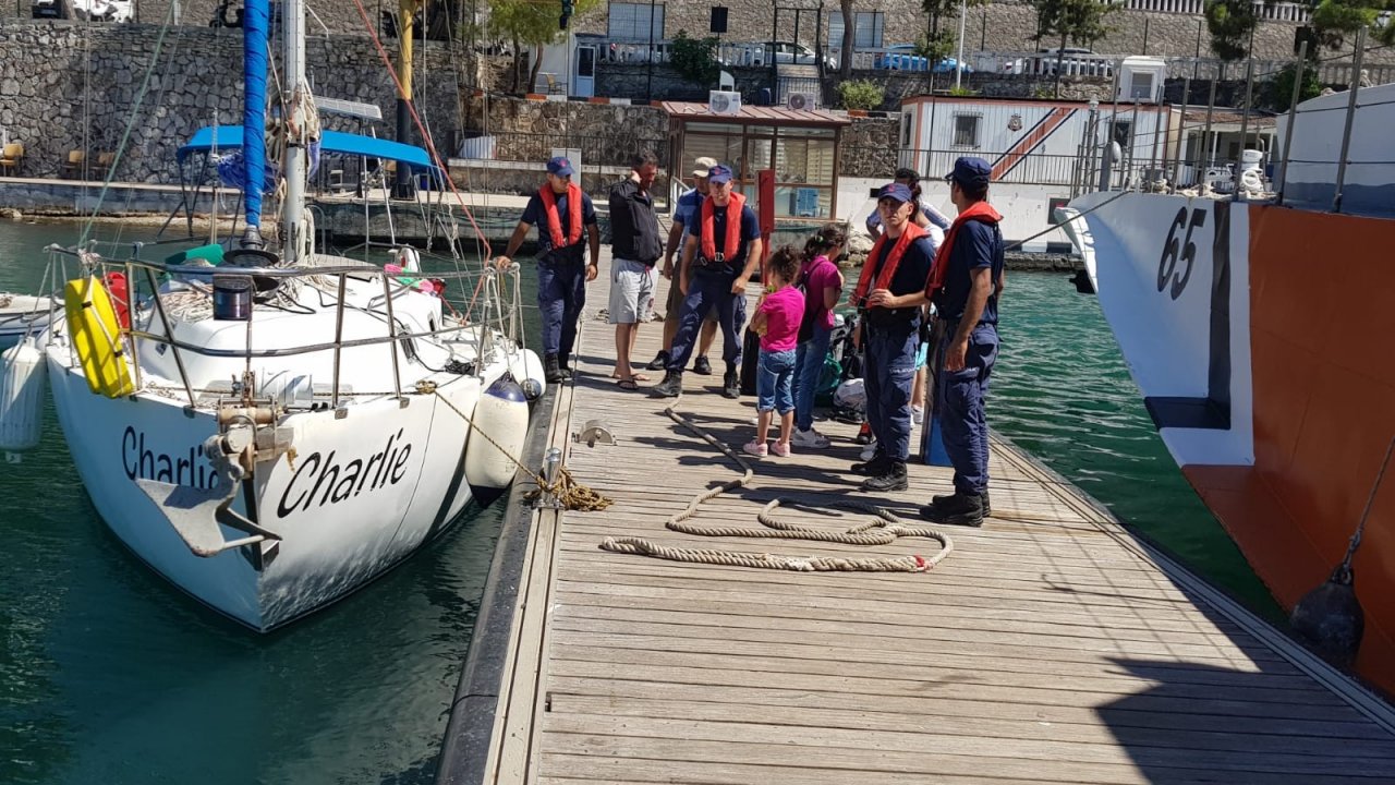 Teknede Mahsur Kalan 12 Kişiyi Sahil Güvenlik Kurtardı