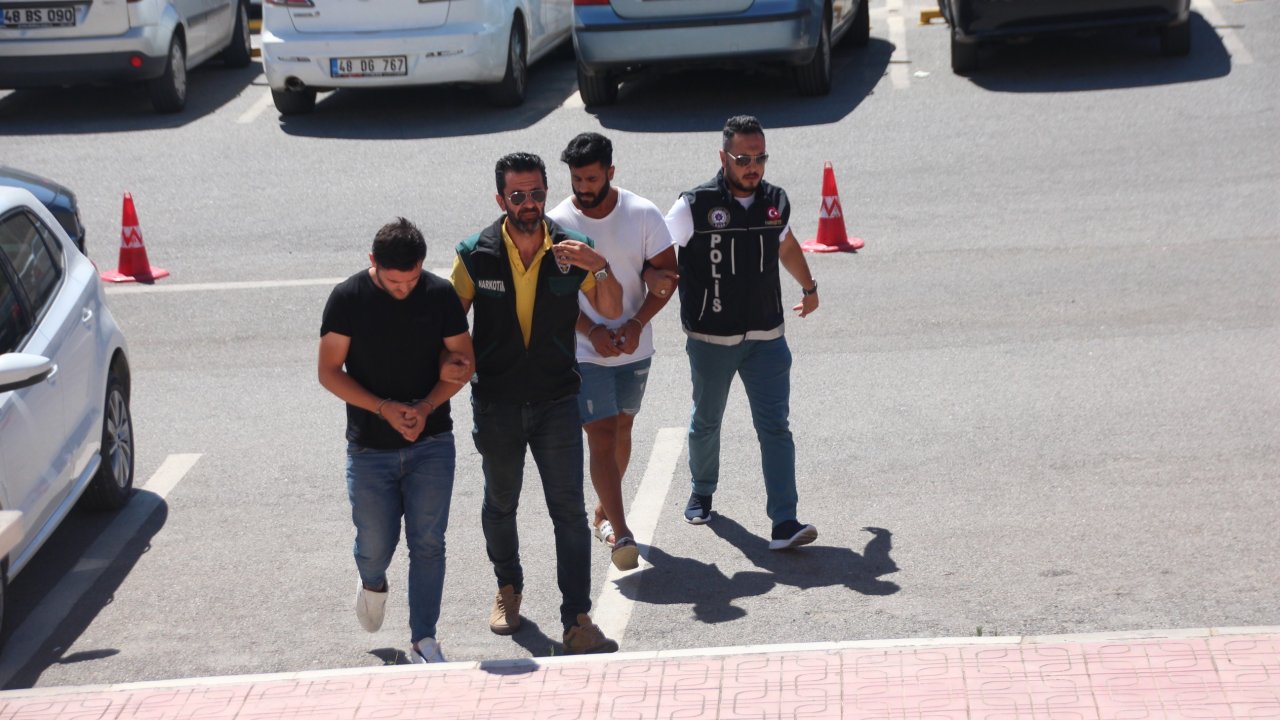 Kendisini Polis ve Savcı Olarak Tanıtan Dolandırıcı Yakalandı