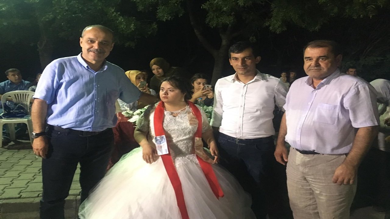 Down Sendromlu Kızının Gelin Olma Hayalini Gerçekleştirdi