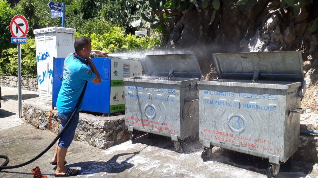 Çöp Konteynırlarına Köpüklü Temizlik