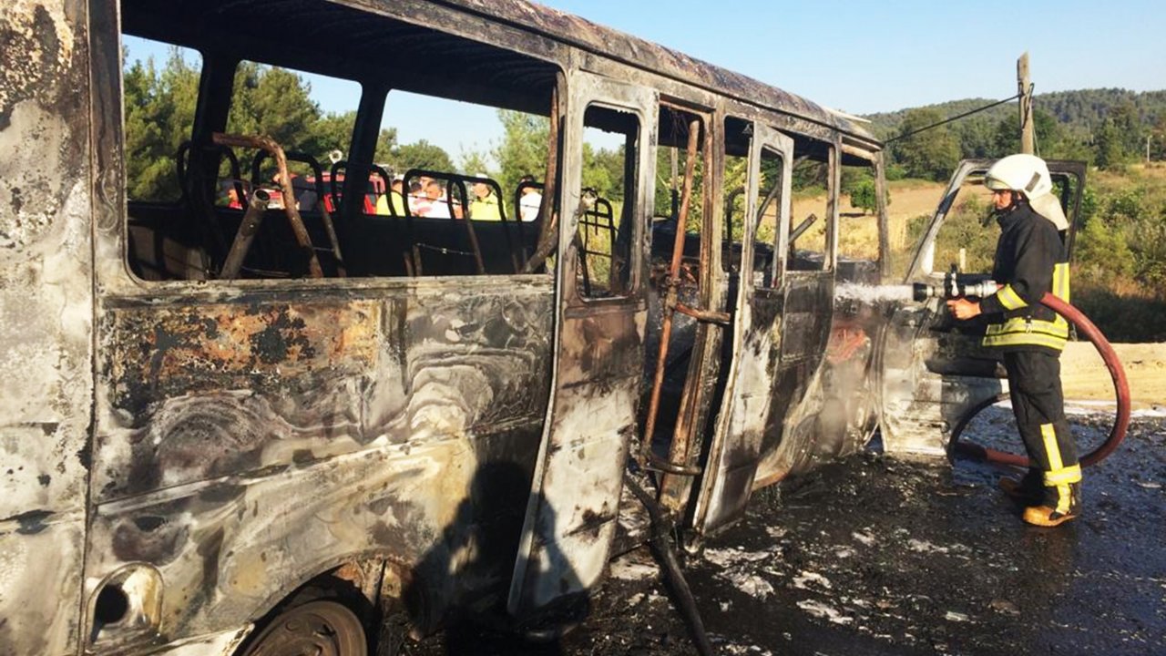 Minibüs Tamamen Yandı  