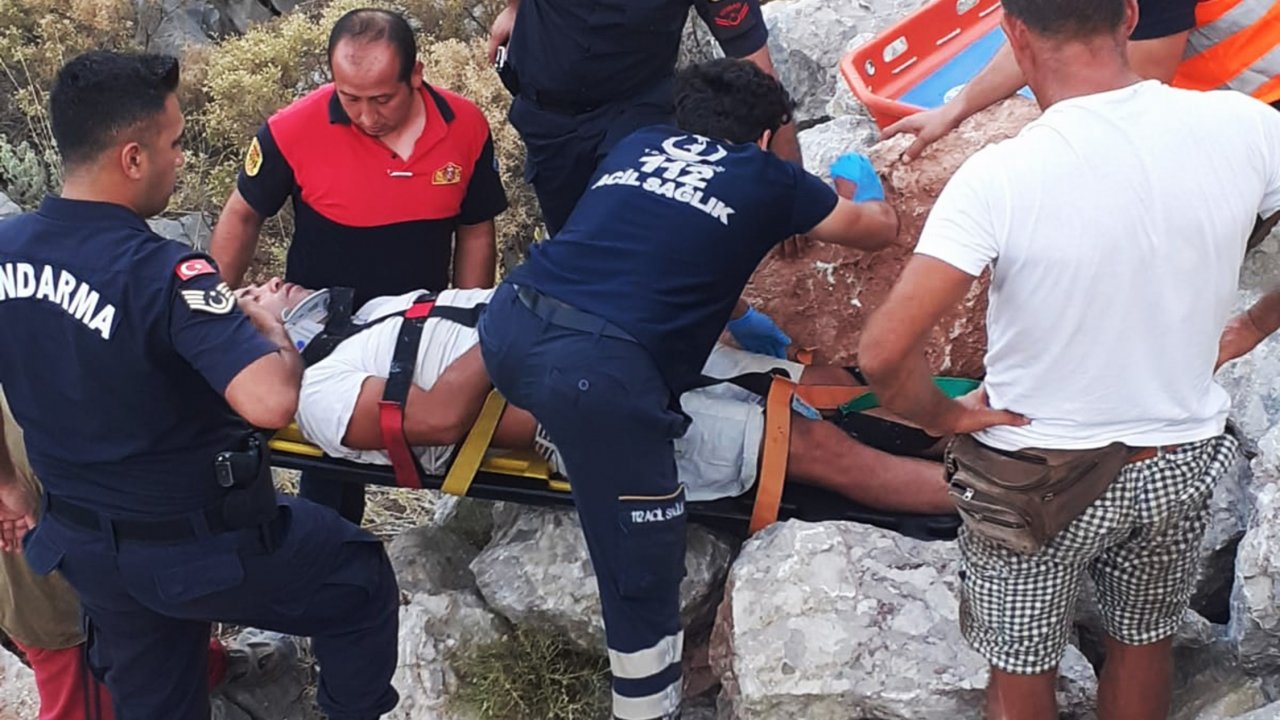 Kayalıklara Düşen Vatandaşı İtfaiye Kurtardı