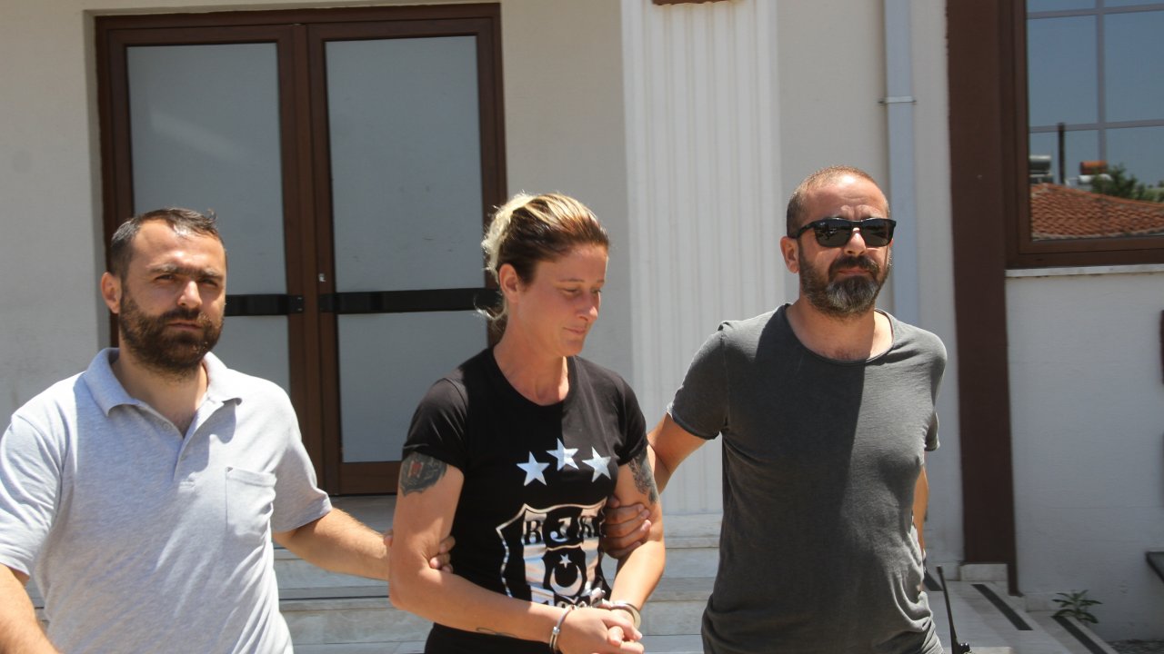 Evleri Soyup Tatile Başladı,  Plajda Güneşlenirken Yakalandı