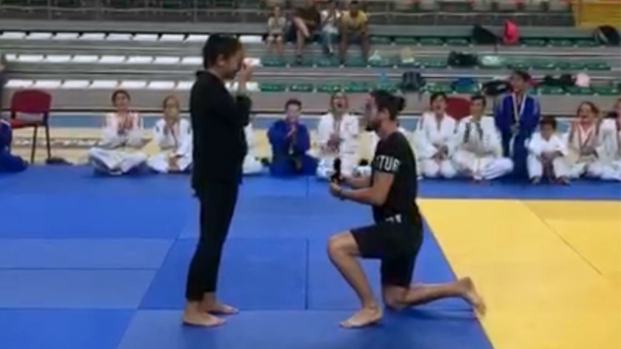 Spor Müsabakasında Sürpriz Evlilik Teklifi