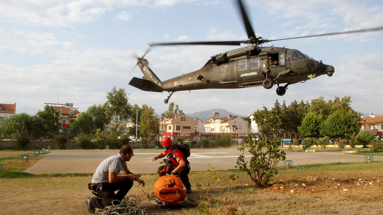 Kayalıklardan Düşen Turist Helikopterle Kurtarıldı  