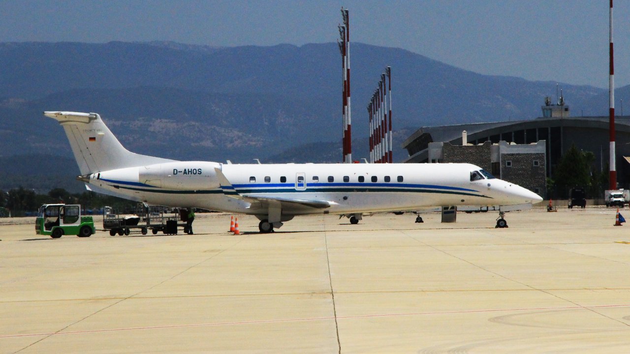 Milyon Dolarlık Özel Jetlerin Biri İniyor, Biri Kalkıyor  