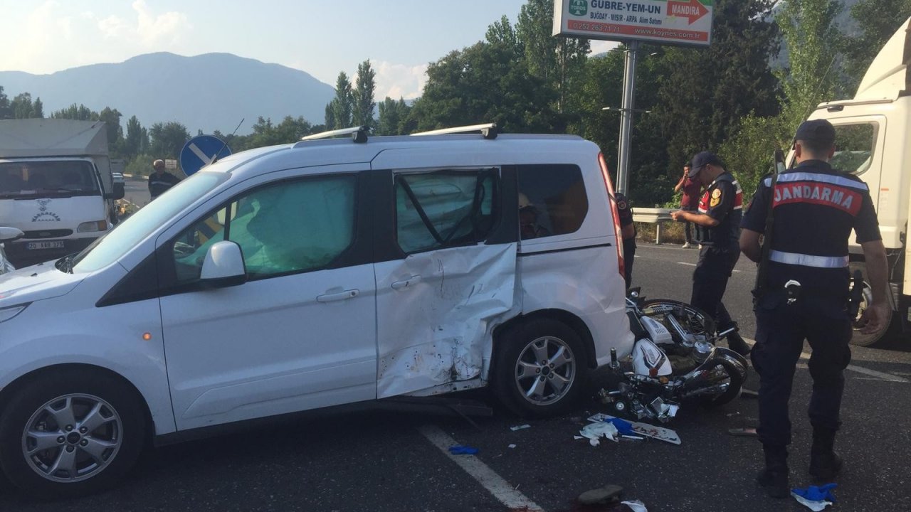 Otomobil ile Motosiklet Çarpıştı; 2 Yaralı