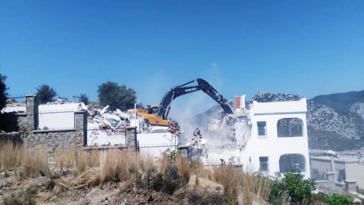 Bodrum’da İki Kaçak Yapı Daha Yerle Bir Edildi