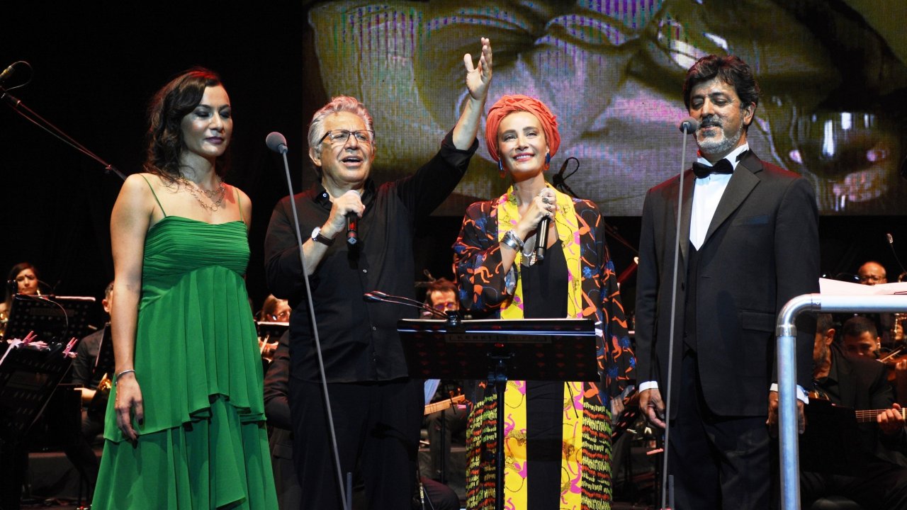 Zülfü Livaneli Konserine Ünlüler Akın Etti