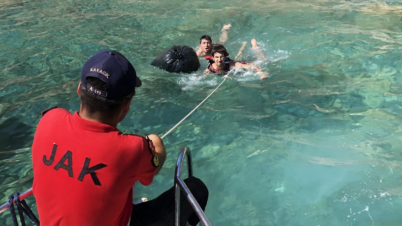 Deniz Kıyısında Mahsur Kalan Tatilcileri JAK Kurtardı