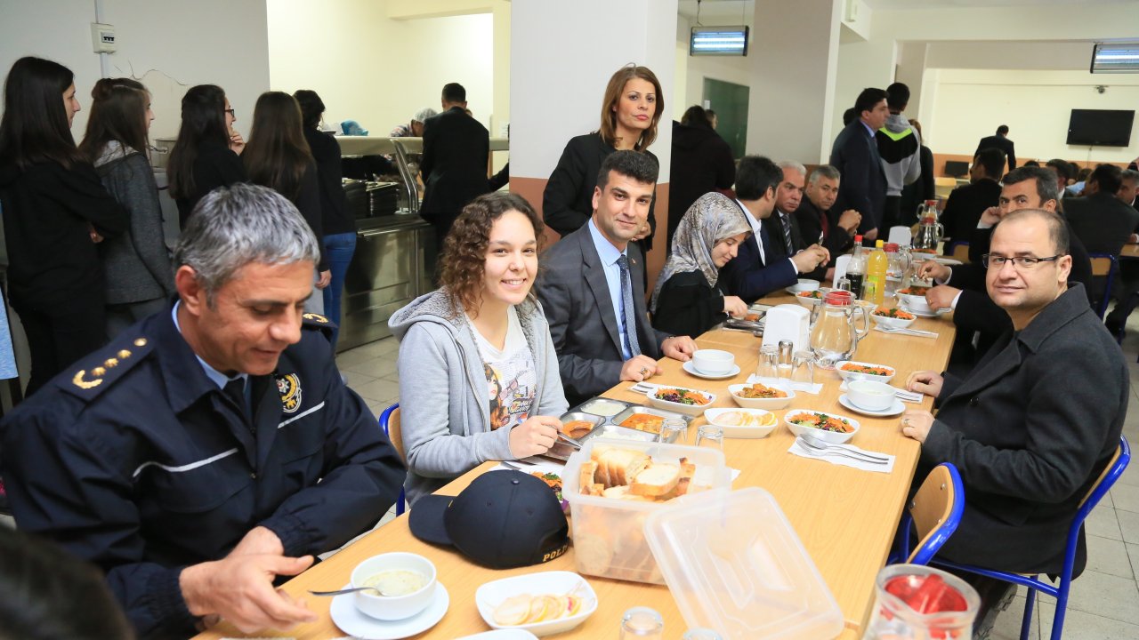 Vali Çiçek Milas'ta öğrencilerle bir araya geldi