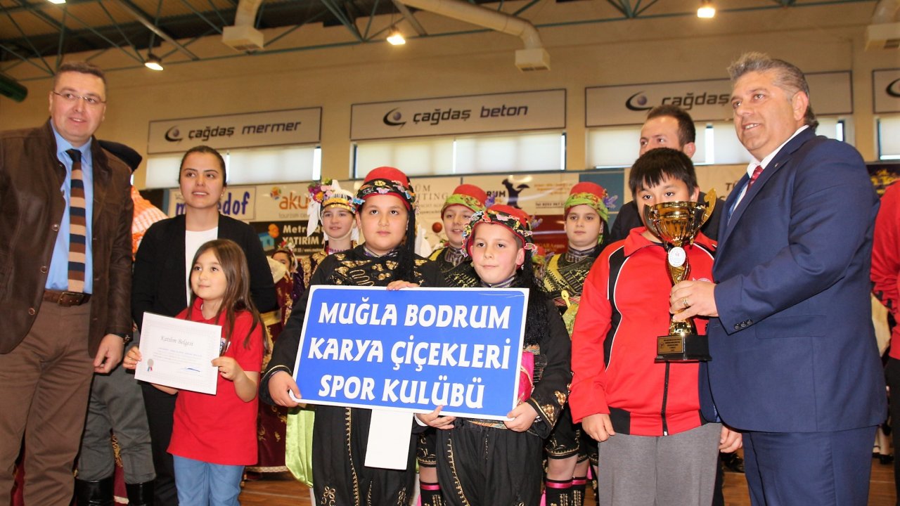 Halkoyunları ekipleri kendilerine hayran bıraktı