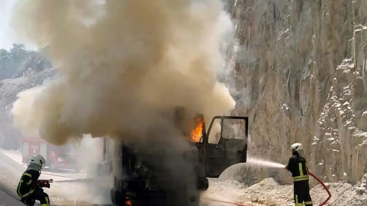 Kamyon Alev Alev Yandı