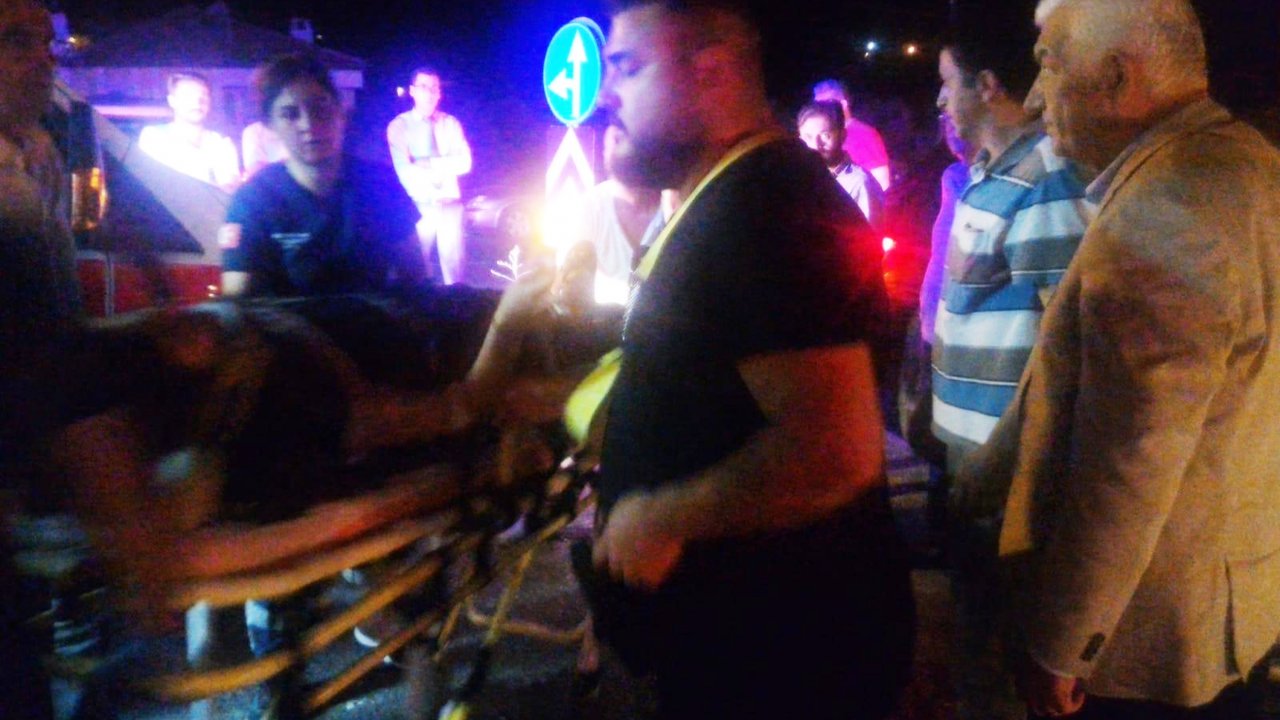 Tur Otobüsü ile Otomobil Çarpıştı:11 Yaralı