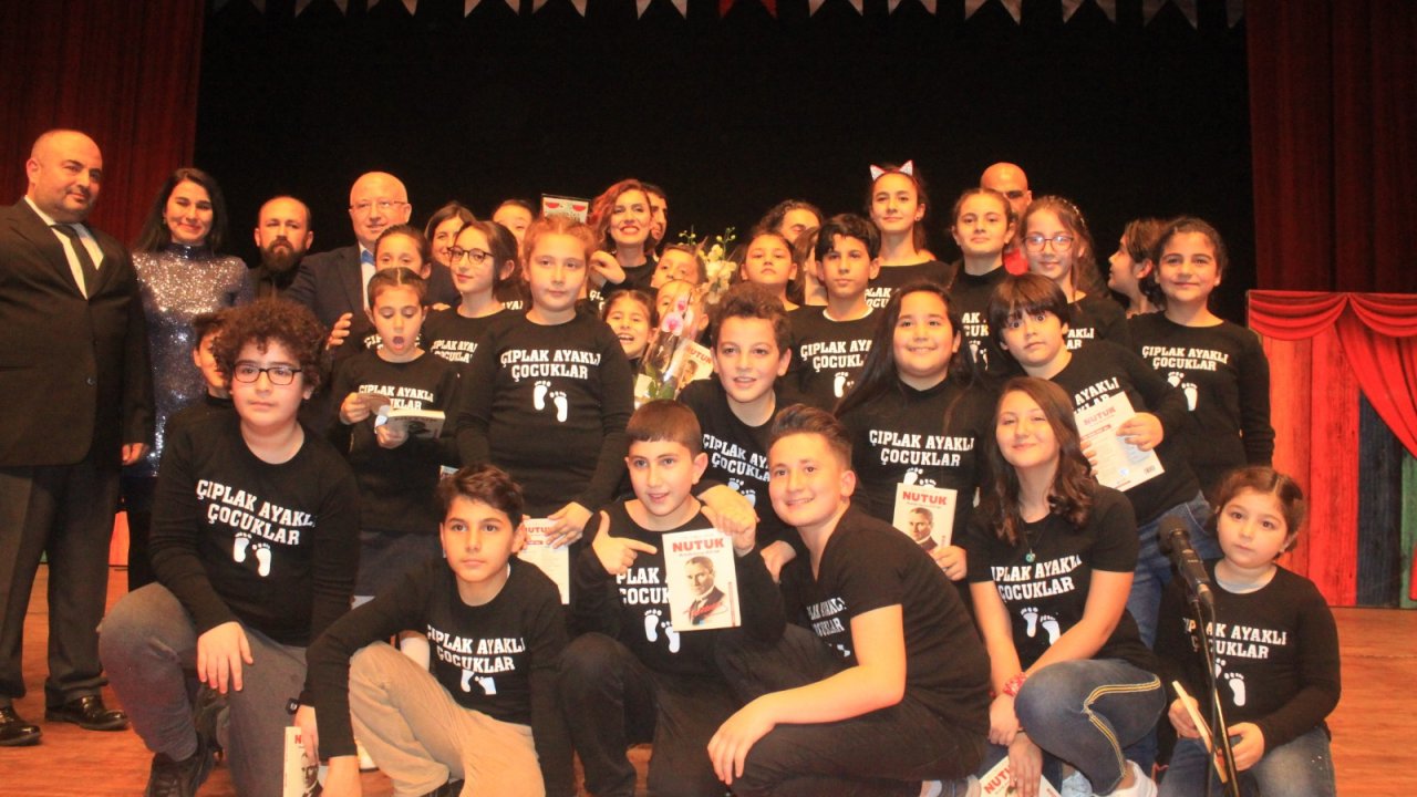 ‘Çıplak Ayaklı Çocuklar’ Tiyatroya Tutundular