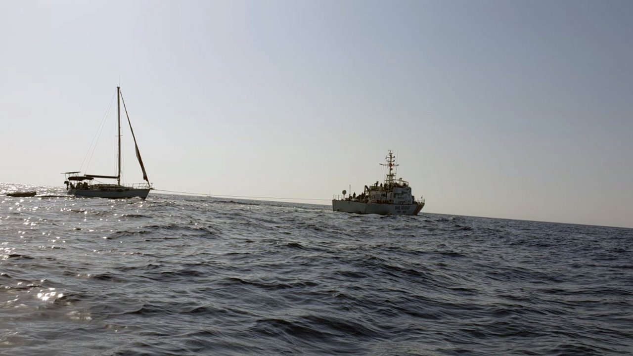 Sahil Güvenlik Sürüklenen Tekneyi Limana Çekti