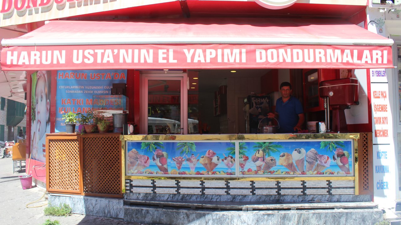 Sıcaktan Bunalan Muğlalılar Harun Usta’nın Dondurmasıyla Serinliyor