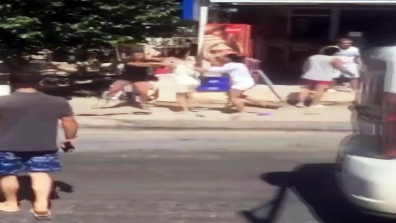 Kadınlar Sokak Ortasında Birbirine Girdi