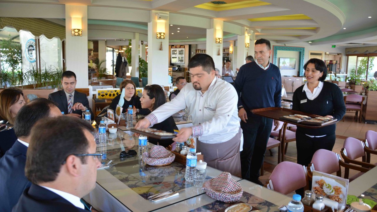 Protokole öğle yemeğinde özel servis