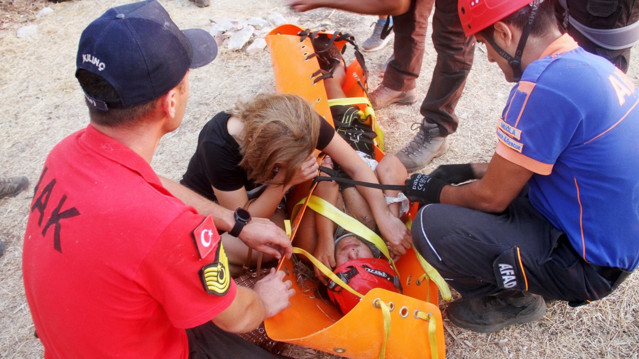 Kayalıklara Düşen Genç Kız 12 Saatte Kurtarıldı