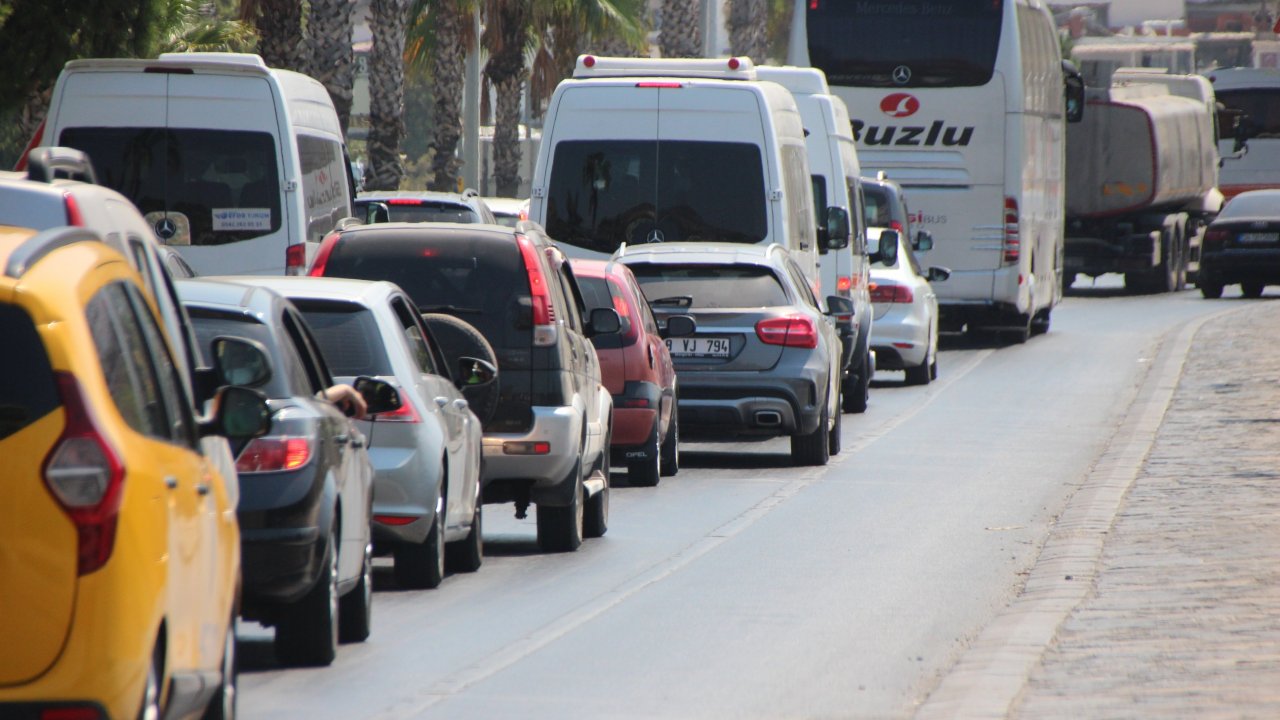 Tatilciler Dönüşe Geçti, 6 Kilometrelik Yol 1 Saate Çıktı