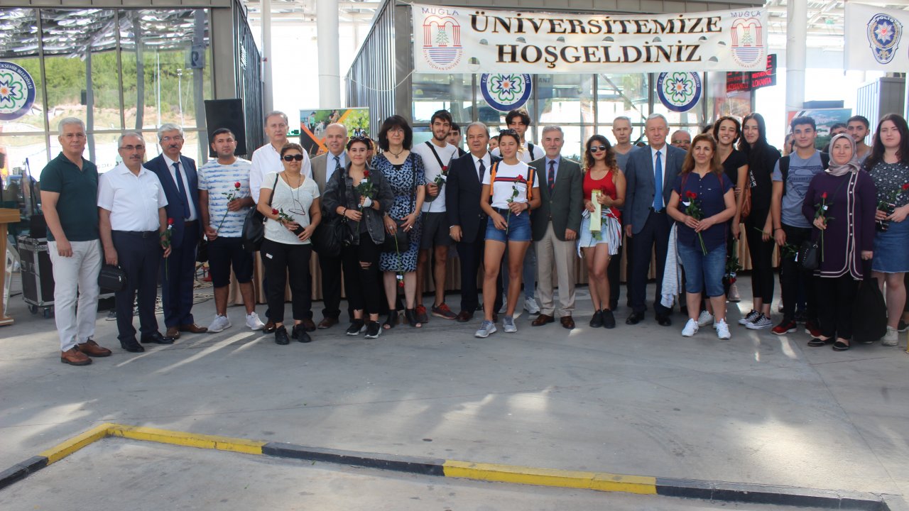 Üniversite Öğrencileri Otogarda Çiçekle Karşılandı