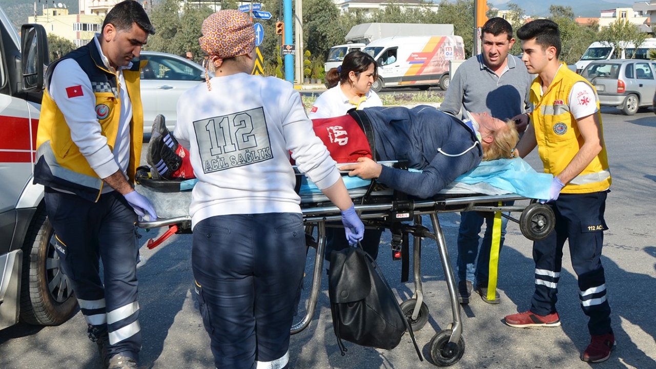 Milas’ta kamyonet ile motosiklet çarpıştı; 1 yaralı