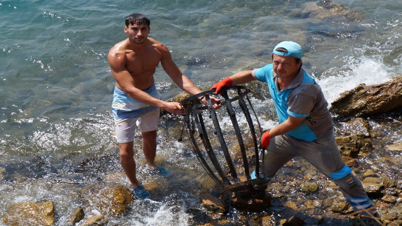 Denize Sadece Çöp Değil Çöp Kovasını Da Atmışlar