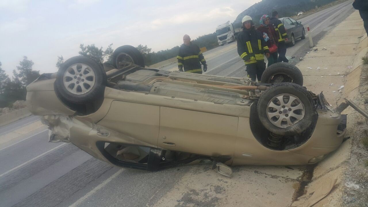 devrilen otomobilde yaralandı