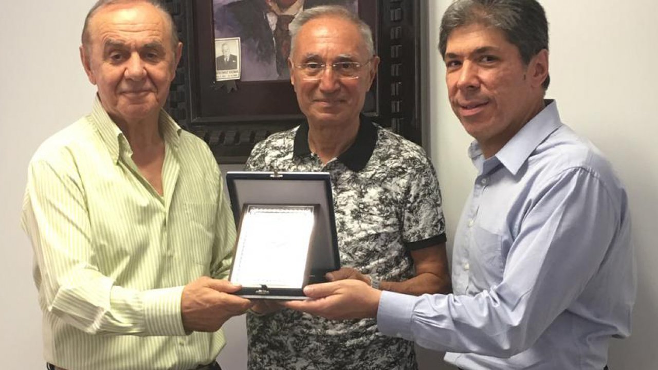 Vakıf Yönetiminden Arabacıoğlu'na Plaket