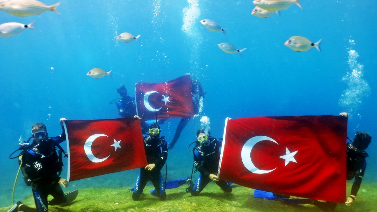 Büyük Zaferin 97. yılını Deniz Dibinde Kutladılar