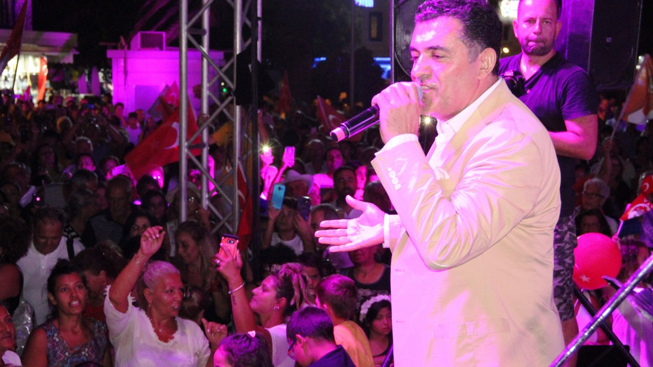 Bodrumlular Ardahan Belediye Başkanının Şarkılarıyla Coştu