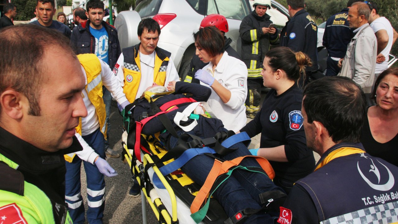 Sıkıştığı araçtan güçlükle çıkarıldı