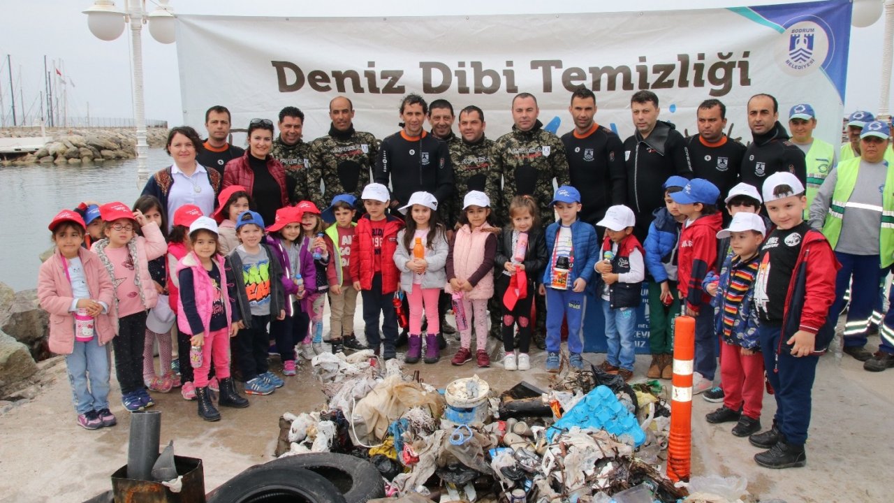 Dalgıçlar deniz altını, çocuklar plajı temizledi