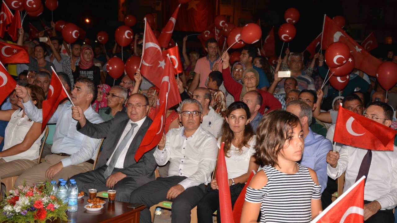 Vali Çiçek, Dalaman’da demokrasi nöbetine katıldı