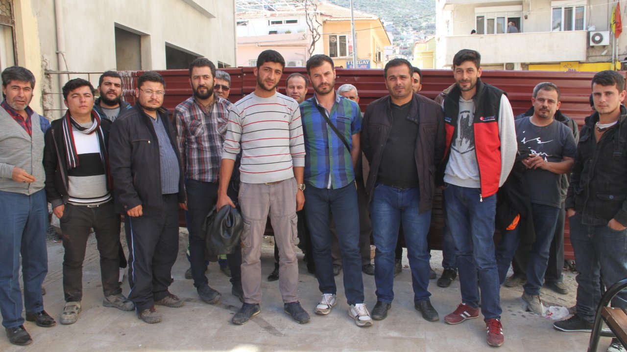 Yağmur yağınca ücretleri kesilen madenciler işi bıraktı