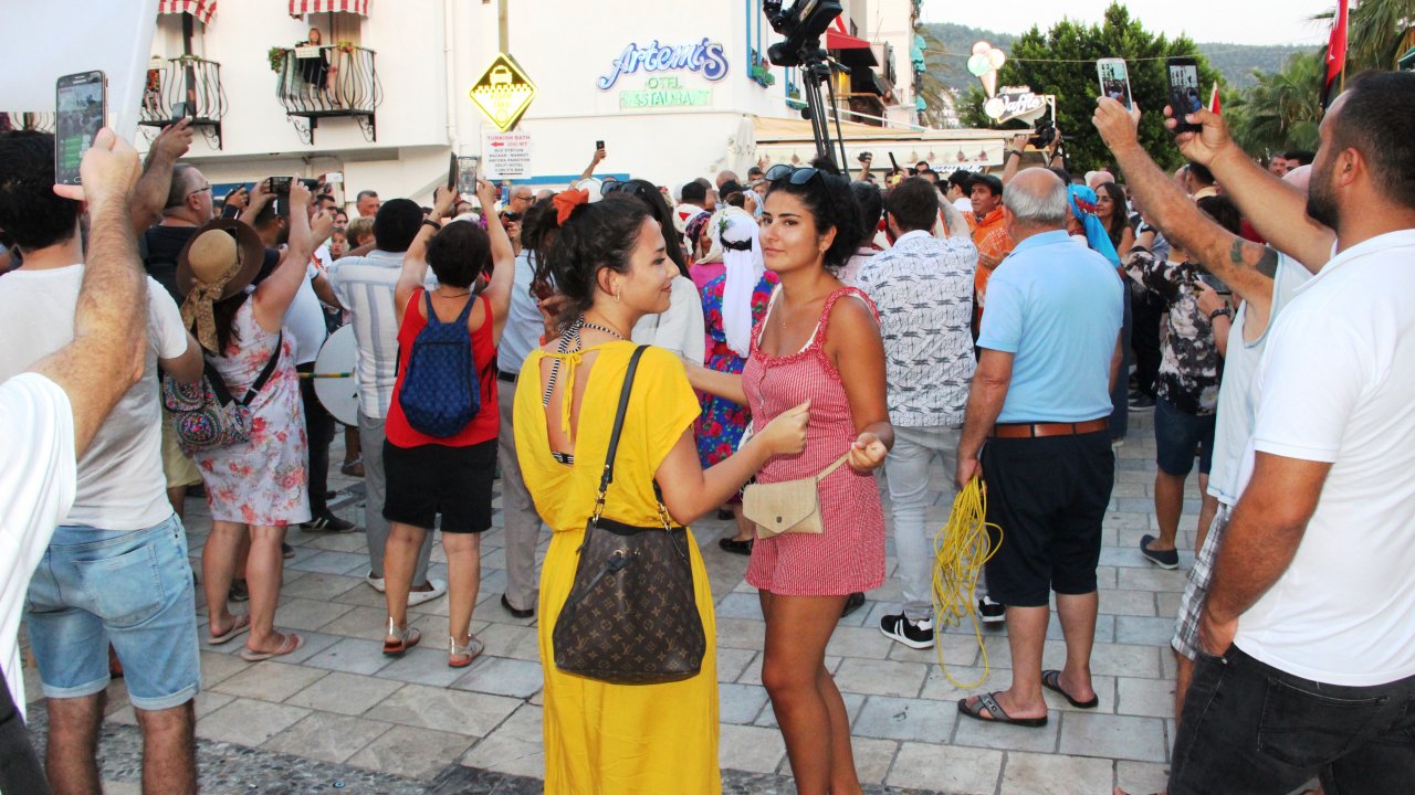 Yerli Turistler Oynadı, Yabancı Turistler Fotoğraf Çekti