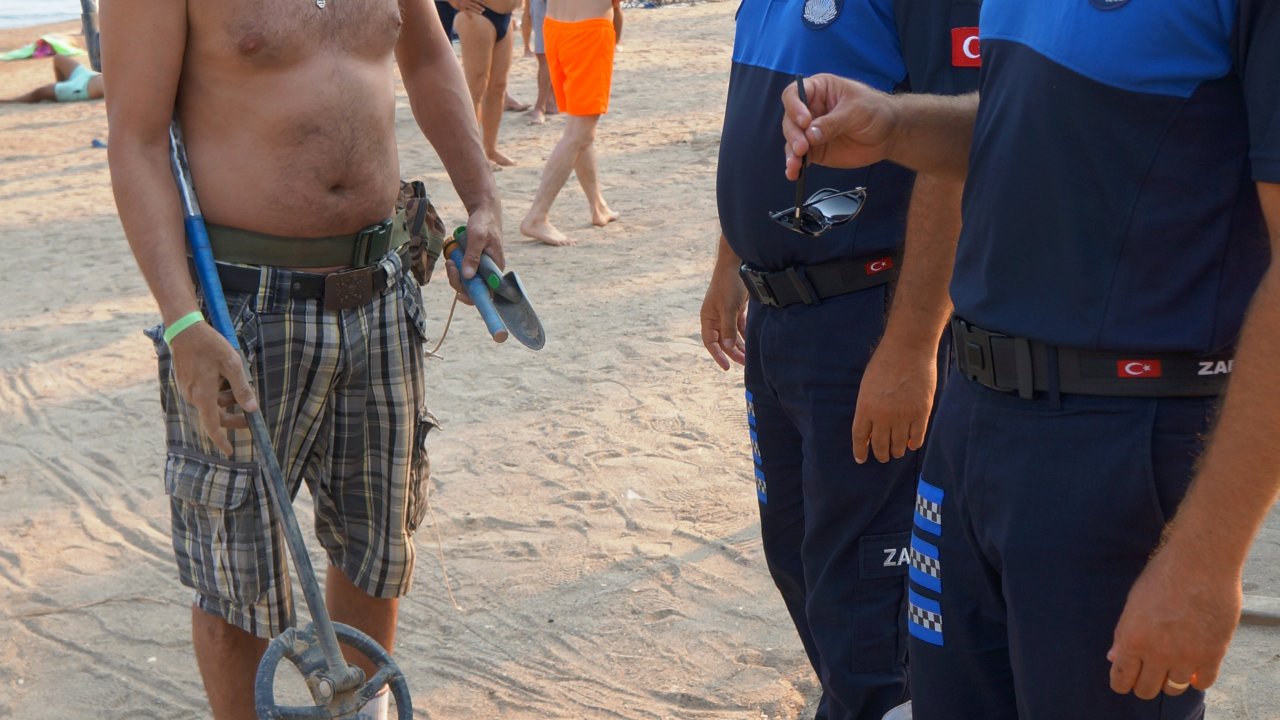 Rus Turist Güpegündüz Plajda Define Aradı