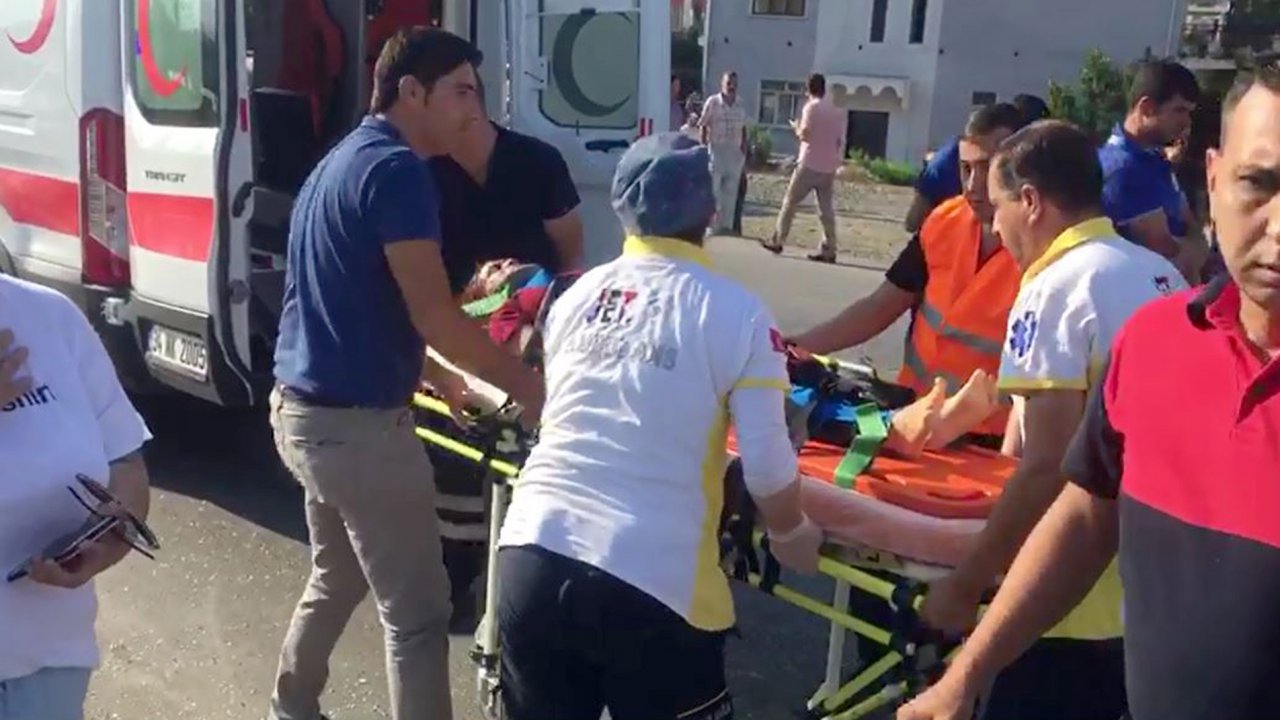 Okul Servisiyle Kamyon Çarpıştı