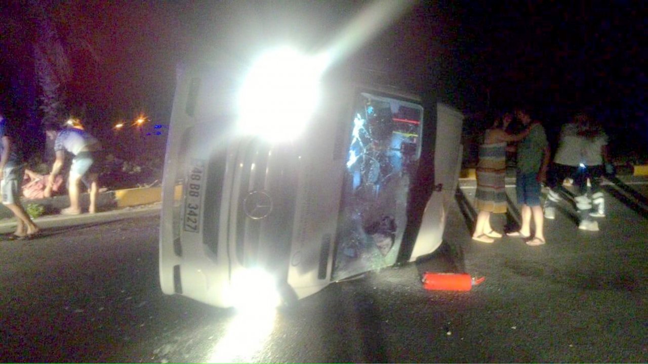 Fethiye'de Yolcu Minibüsü İle Otomobil Çarpıştı: 14 Yaralı
