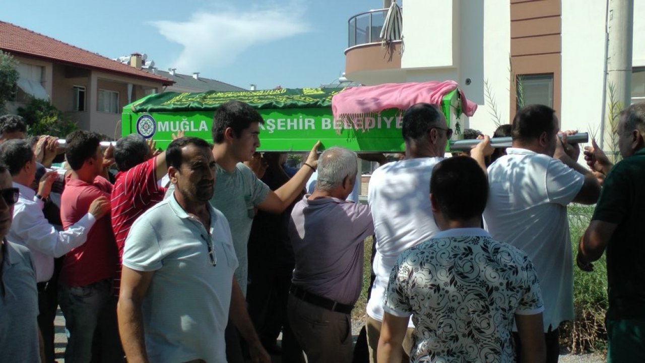 Liseli Ayşe Gözyaşları İçinde Son Yolculuğuna Uğurlandı