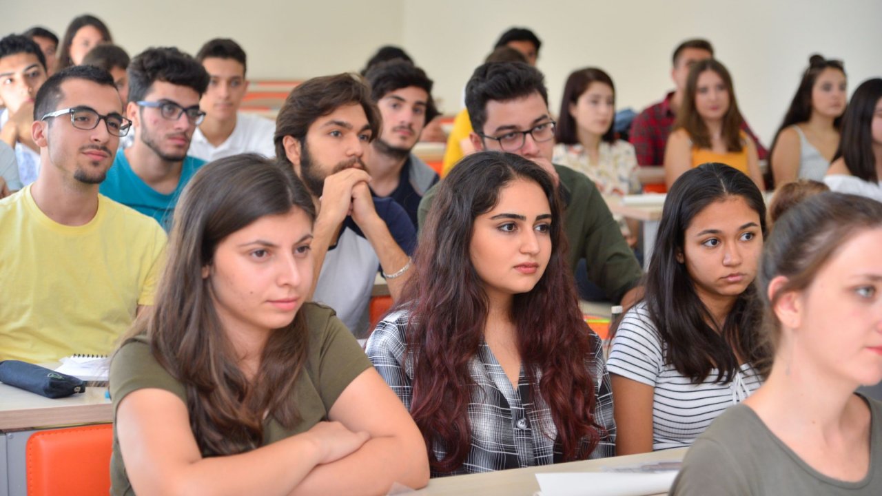Diş Hekimliği Fakültesi'nin İlk Öğrencileri İlk Derslerine Girdiler