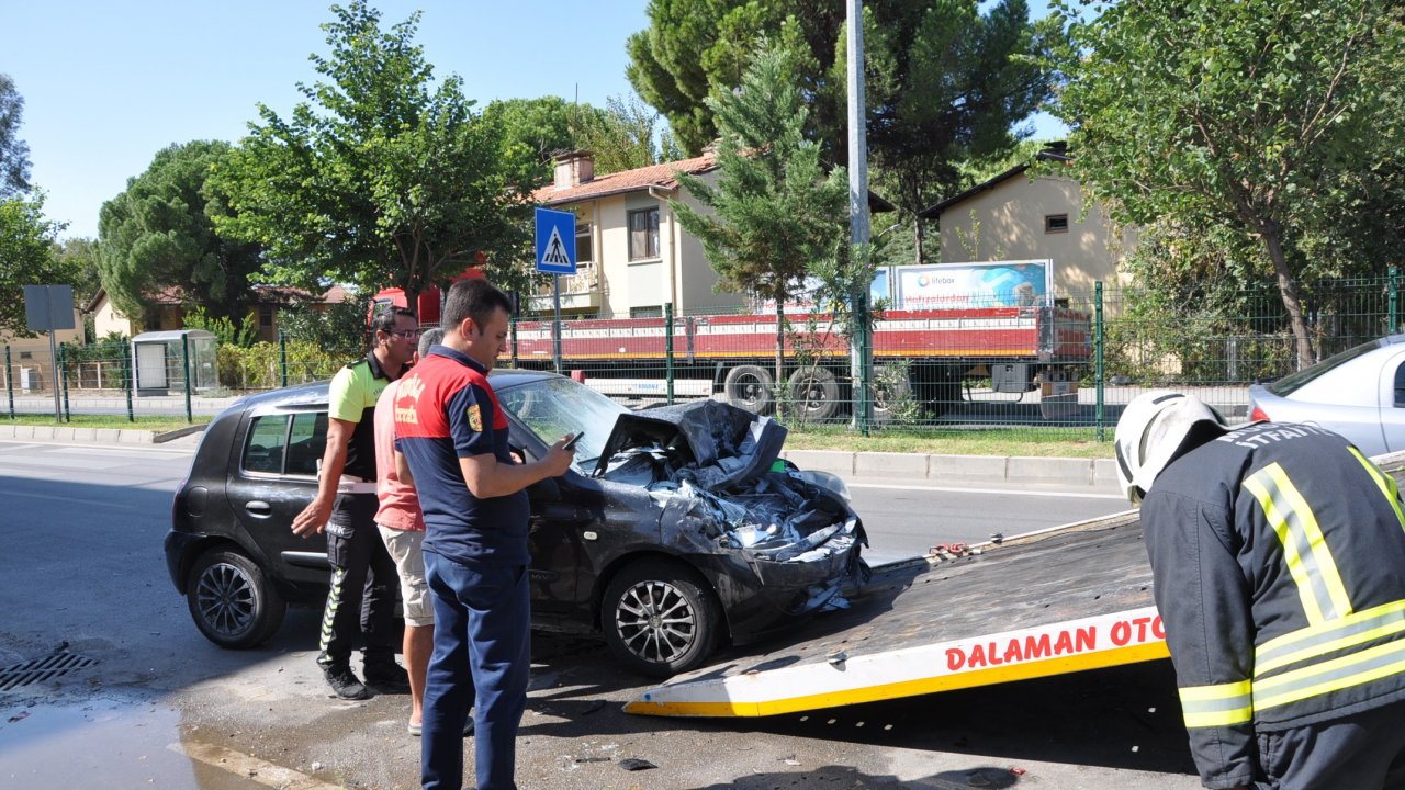 Direksiyonu Kilitlenen Otomobil Park Halindeki Araca Çarptı