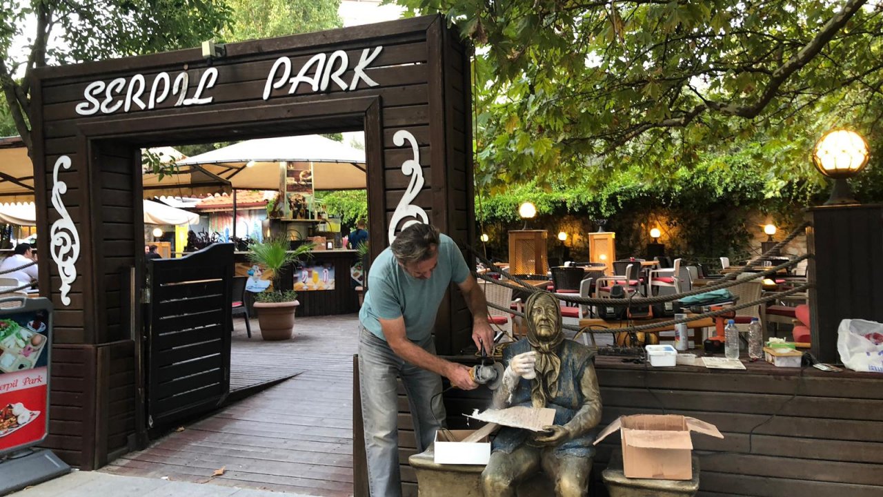 Serpil Heykelinin Çay Bardağı Tutan Eli 3. Kez Tamir Edildi