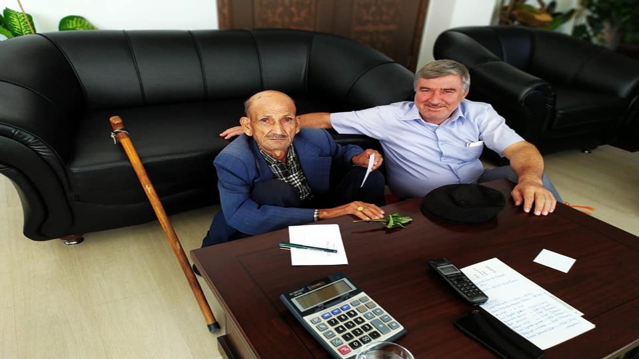 Belediye Başkanı 89 Yaşındaki  Ziyaretçisini Yere Oturarak Dinledi