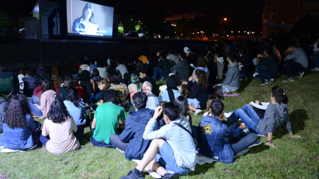 Üniversite'de Açık Hava Sineması