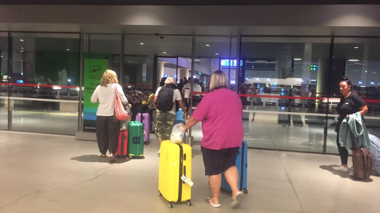  İngiliz Turistler Ülkelerine Dönüyor