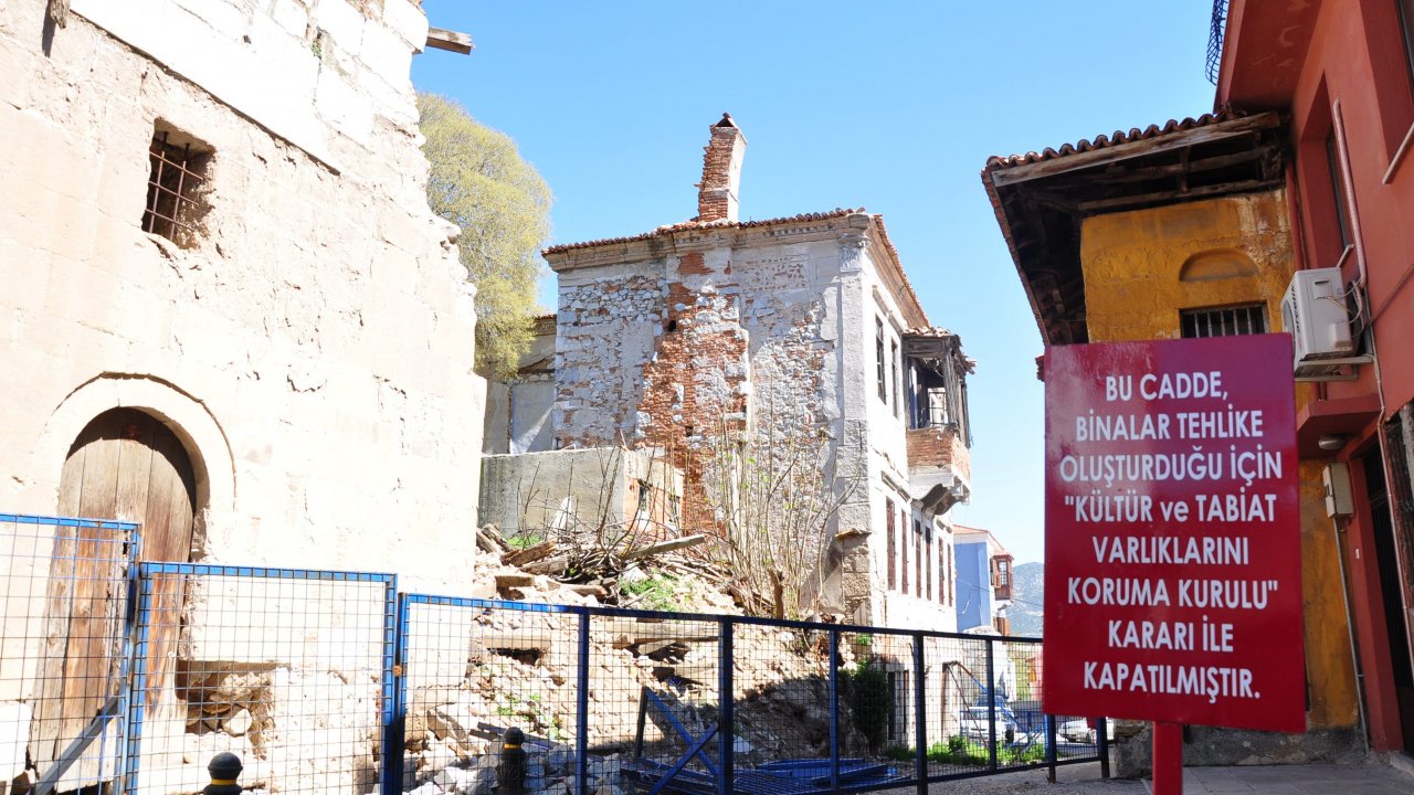 Milas'ta kapanan yola tepki sürüyor