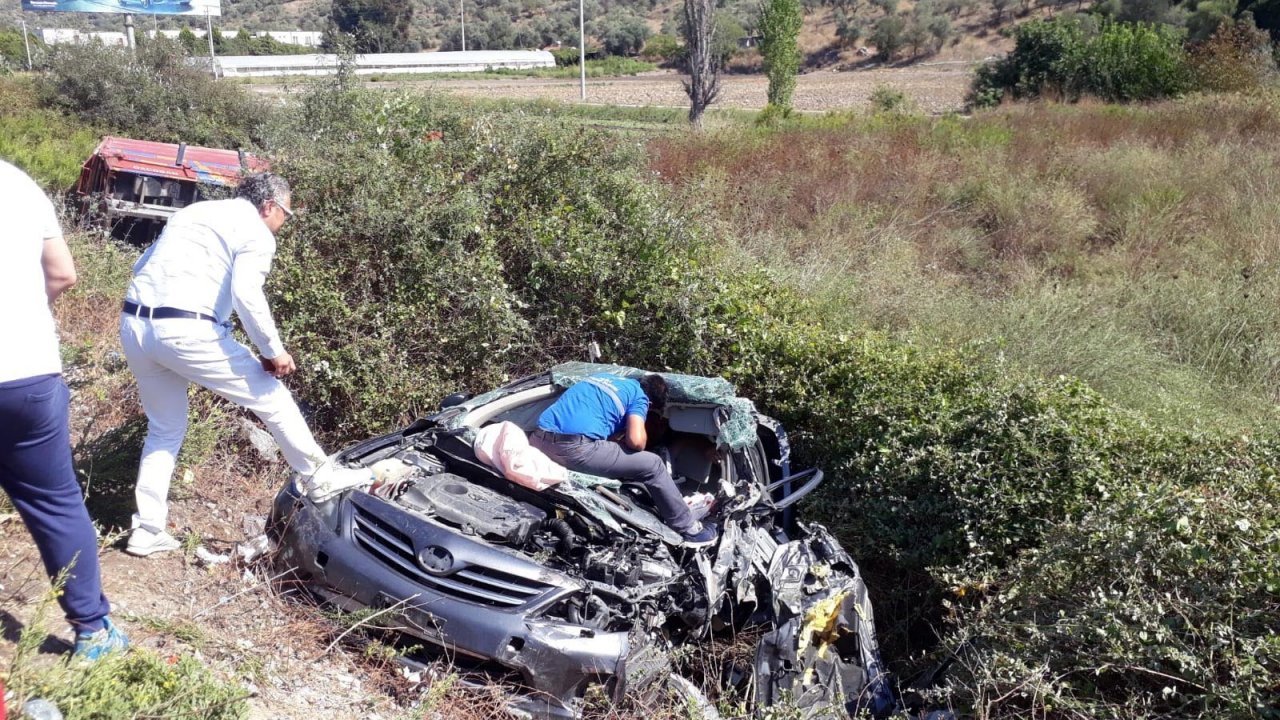 Milas'ta Otomobil traktöre çarptı; 3 yaralı